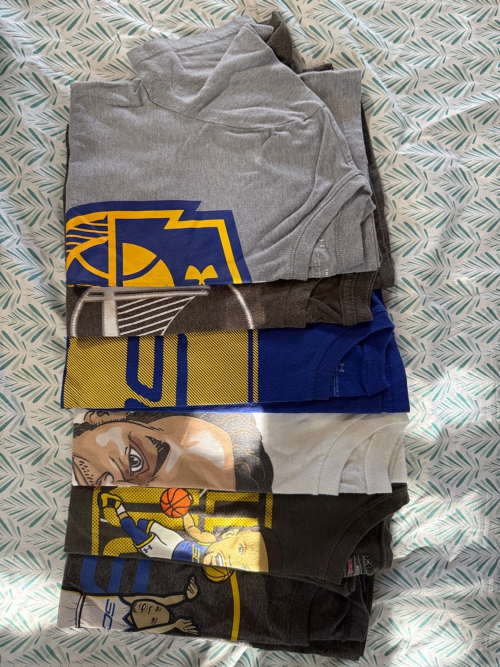 5 Under Armour and 1 Adidas Steph Curry/Golden State tshirts, Medium